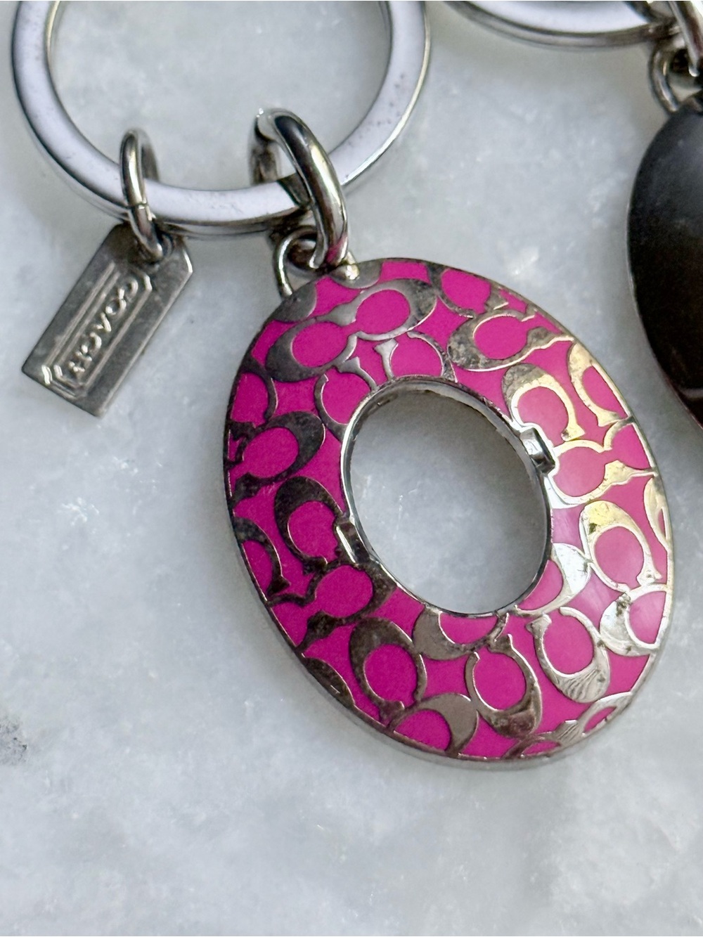 Vintage Coach Pink Enamel Signature Turnlock Valet Keyring Silver Hardware - Picture 3 of 8